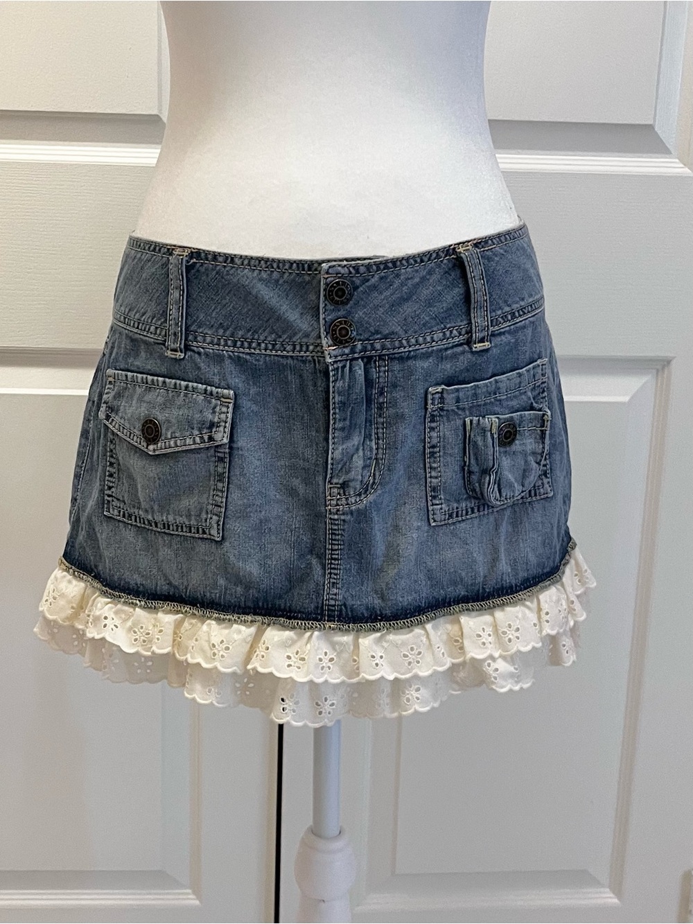 Guess Jeans Low Rise Denim Mini Skirt Y2K Eyelet Ruffle Size 26